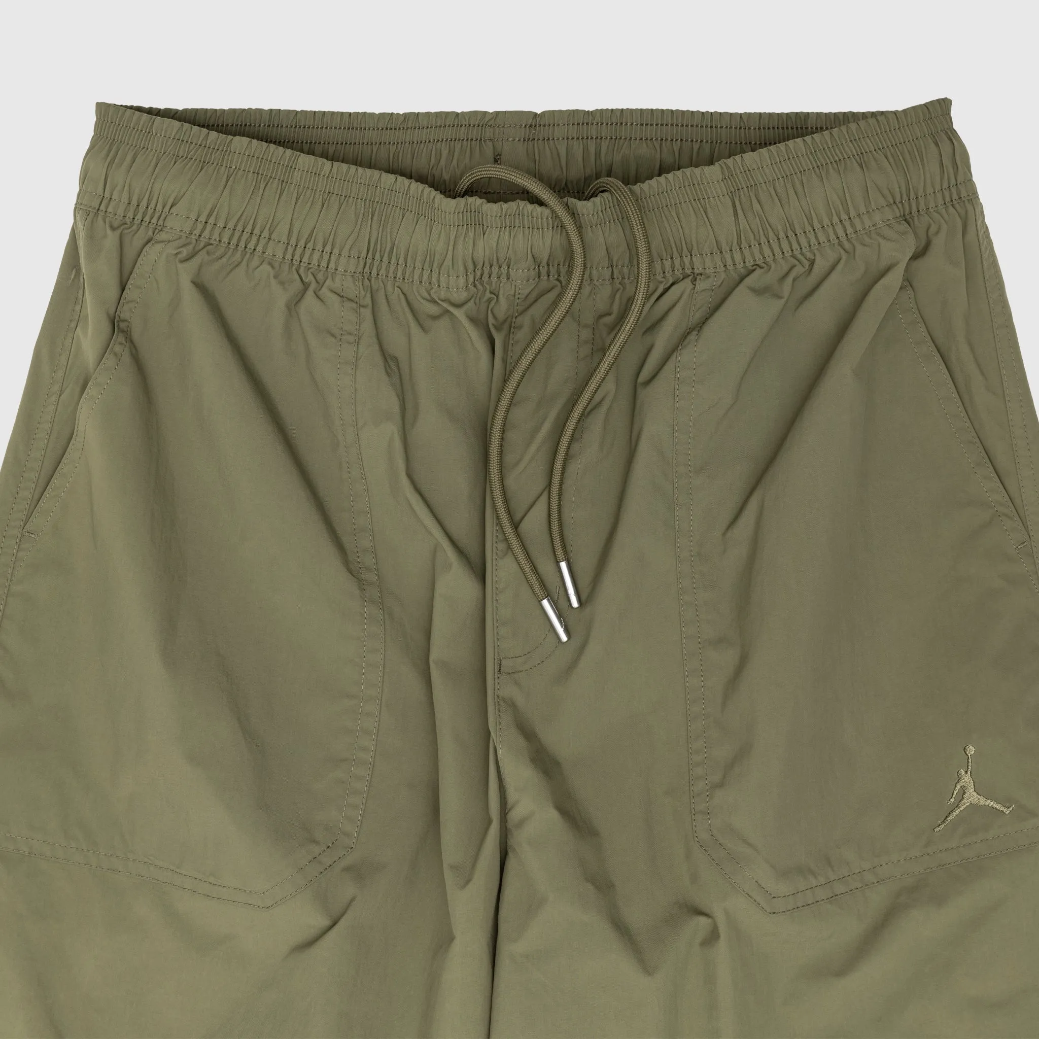 ESSENTIALS WOVEN PANT MEDIUM OLIVE