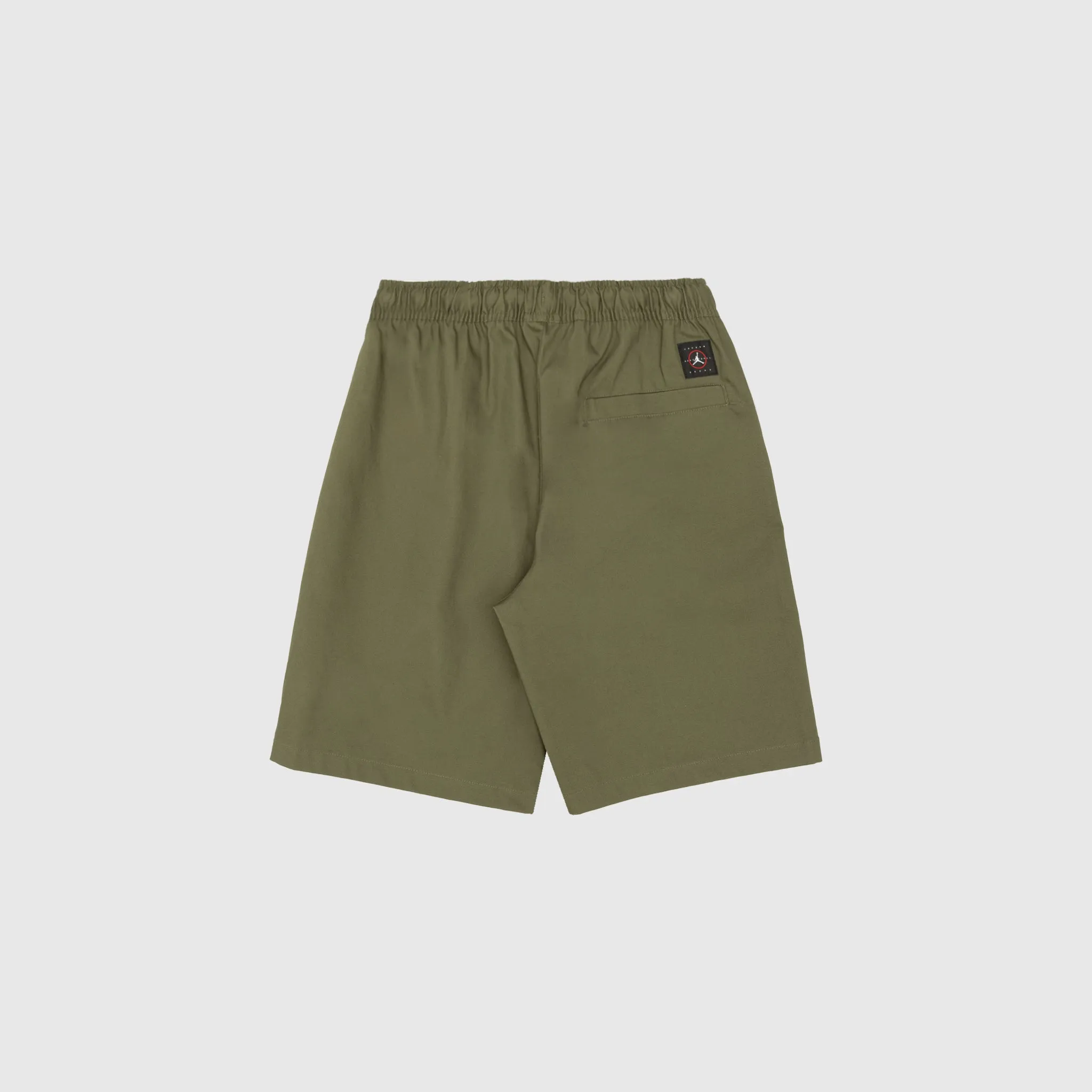 ESSENTIALS WOVEN SHORTS MEDIUM OLIVE