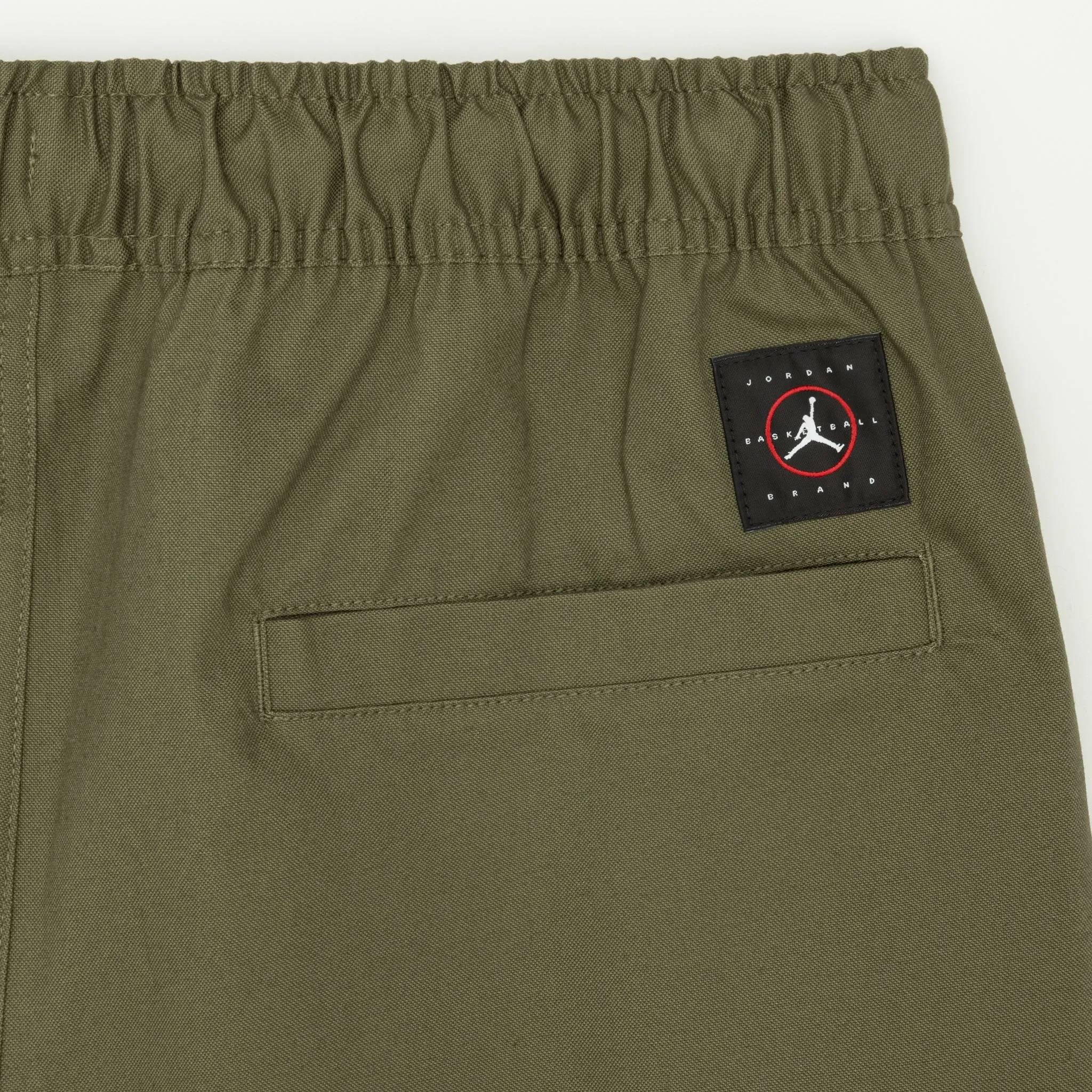 ESSENTIALS WOVEN SHORTS MEDIUM OLIVE