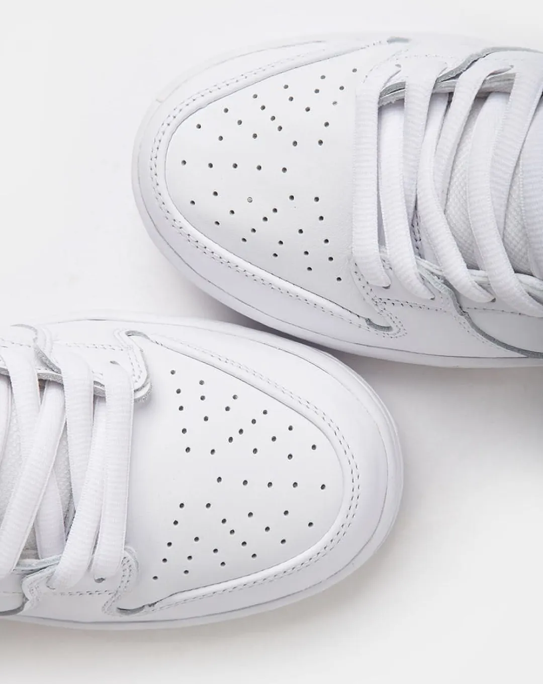Nike SB Dunk Low Pro ISO ORANGE LABEL Triple White Sneakers