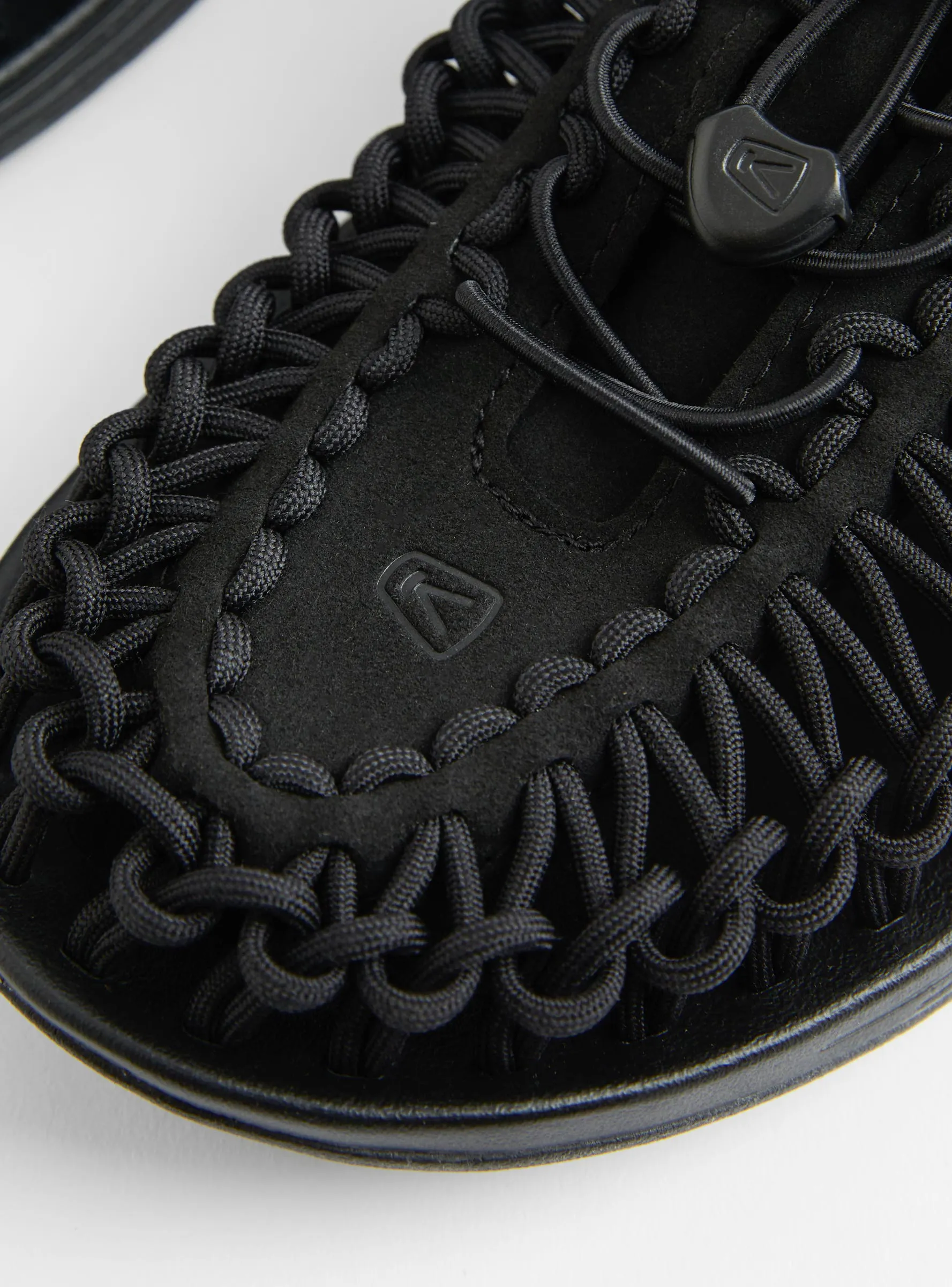 UNEEK Black & Black