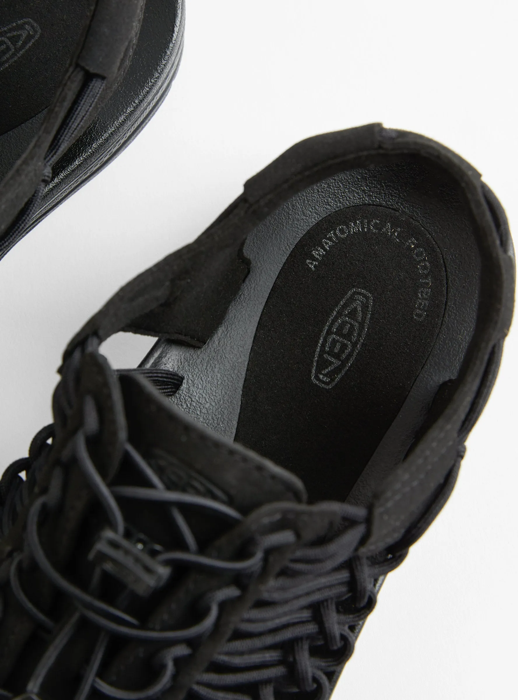 UNEEK Black & Black